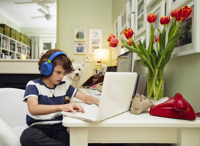 Bezdrátová Bluetooth sluchátka JBL JR460NC jsou speciálně navržená pro velikost dětské hlavy a uší