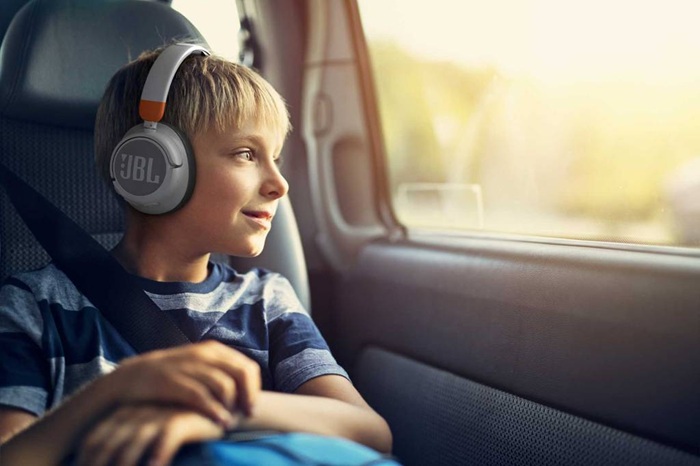 Bezdrátová Bluetooth sluchátka JBL JR460NC jsou speciálně navržená pro velikost dětské hlavy a uší