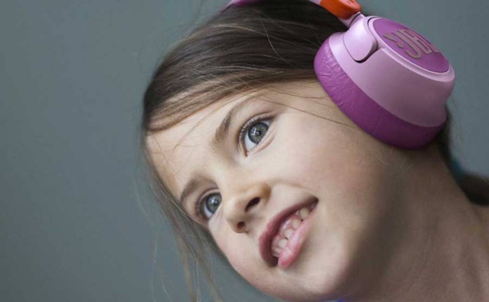 Bezdrátová Bluetooth sluchátka JBL JR460NC jsou speciálně navržená pro velikost dětské hlavy a uší
