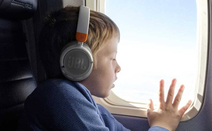 Bezdrátová Bluetooth sluchátka JBL JR460NC jsou speciálně navržená pro velikost dětské hlavy a uší