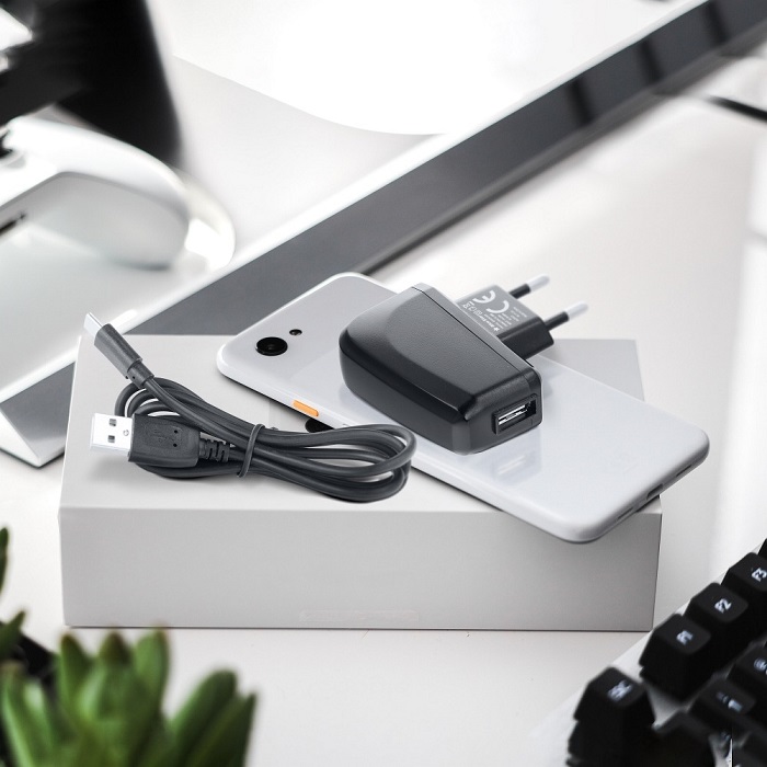 Síťová nabíječka s odjímatelným nabíjecím kabelem microUSB